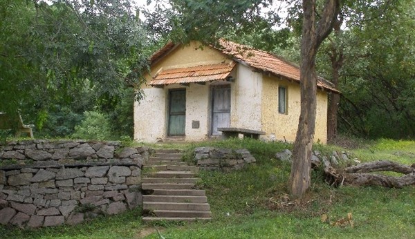 Namada Chilume old guesthouse where Dr.Salim Ali had camped. Photographer Gpitta
