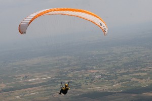 Sightseeing at Nandi Hills, Paragliding in Nandi Hills. Source Flickr