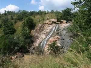 Jaramadagu Falls, Chikkaballapur. Image source TeamgSquare