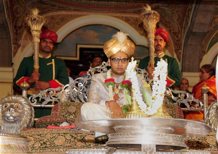 Yaduveer Krishnadatta Chamaraja Wadiyar being coronated